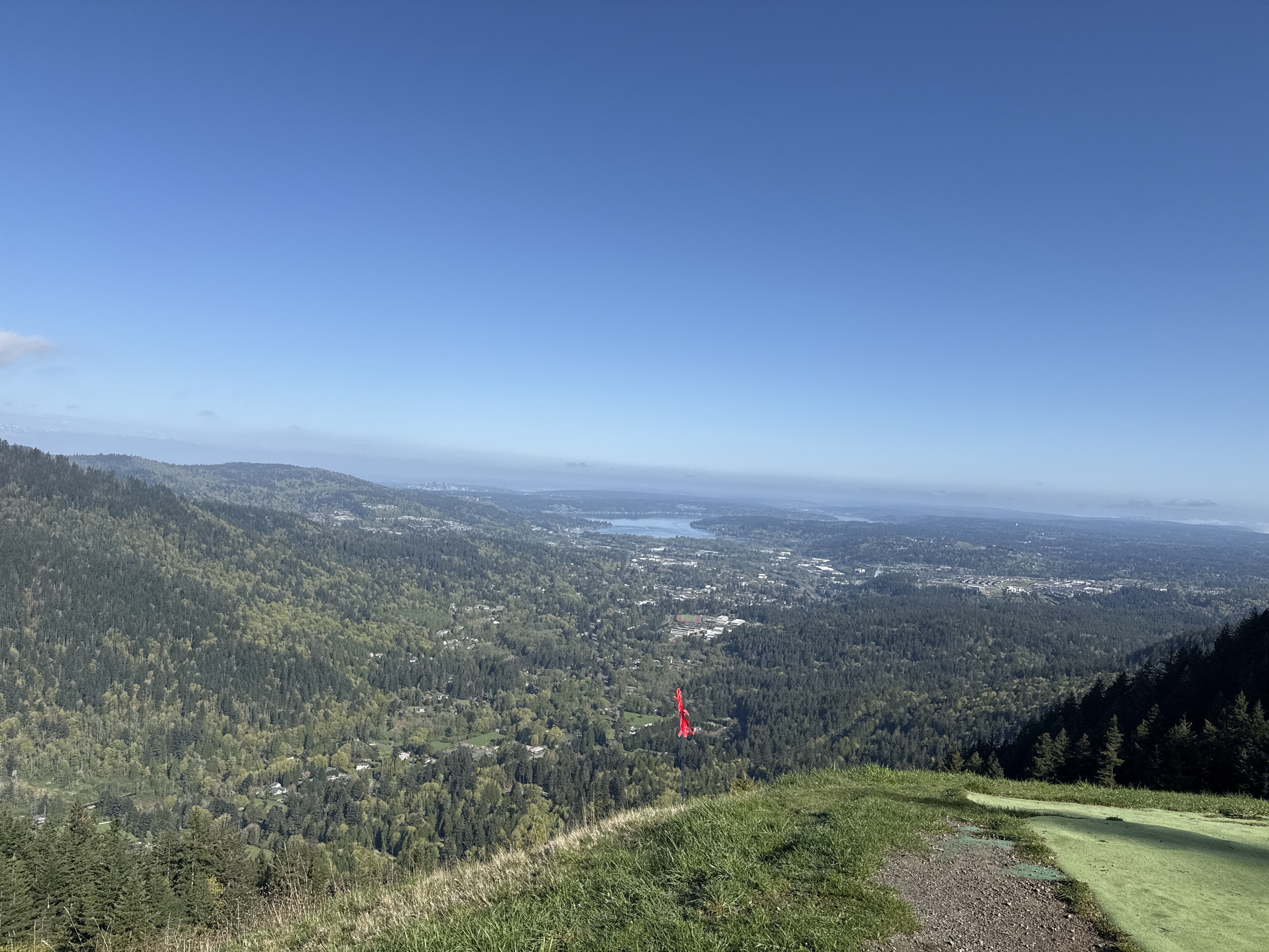 Panoramic view from Poo Poo Point with a red paraglider in the air
